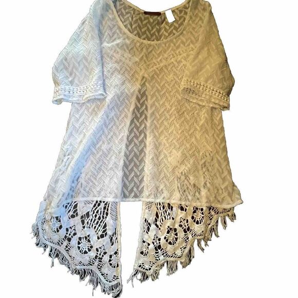 Red By BKE High Low Top Sz M White Embroidered Chiffon Open‎ Back Raw Edge - Picture 1 of 10